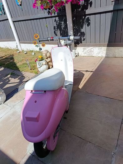 Razor Kids Pocket Mod Capri  Moped Pink