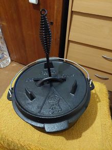 BRAND NEW 24CM 4.8 L Dutch Oven BBQ Oven Pot Cast Iron Cooking Pot Roasting Pan Also For Gas Grill Plus A Lid Lifter