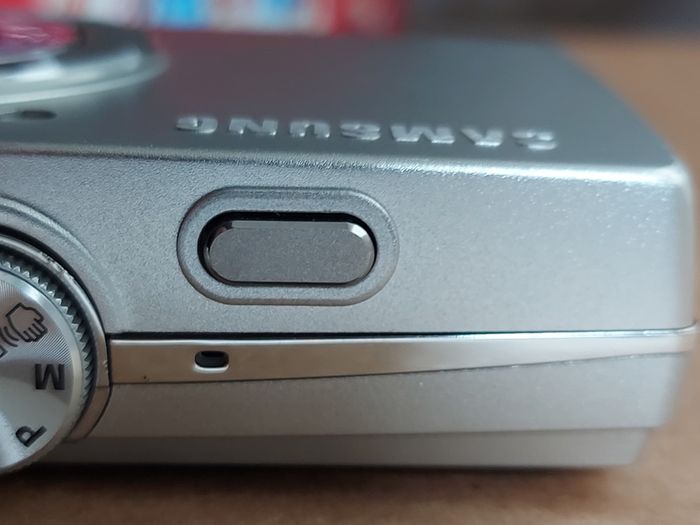 Samsung L100 Digital Camera, 8.1 Megapixels, No Battery or Memory Card, in excellent cosmetic condition, being sold for parts or repair