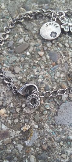 Vintage jewelry is sold individually for 5 to 10 euros.