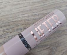 Maybelline New York Lifter Concealer, Full Coverage, Hydrate and Brighten Under-eyes Shade 30