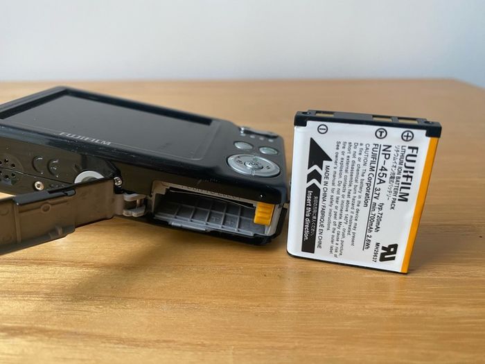 Fujifilm Finepix J30 Digital Camera 12.2 Megapixels ZOOM Issue FOR PARTS OR REPAIR
