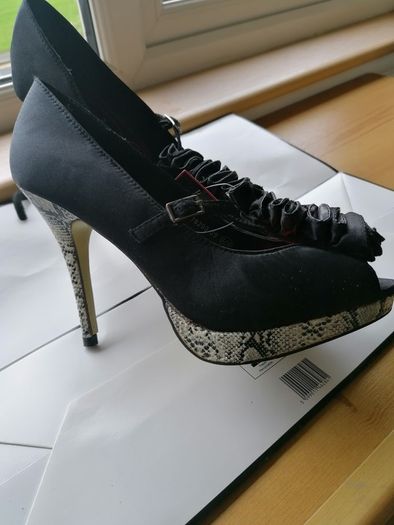 Women's Black and Snake Print Shoe's Size 6 wide fit