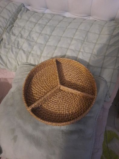 round wicker tray