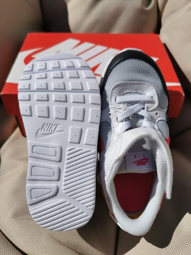 Girl's NIKE runners NEW size UK 8.5