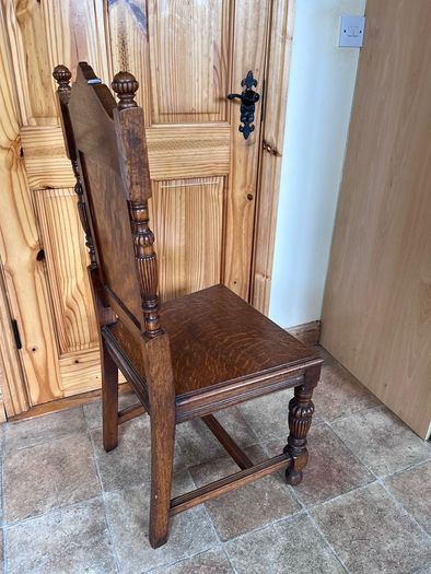 A charming pair of late Victorian carved oak Hall chairs richly modelled,  Cirka 1890's.