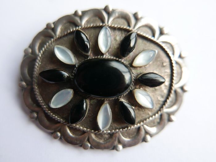 Antique Sterling Silver 925 Hallmarked Gem Set Brooch 2 inches Safety catch 15,3g