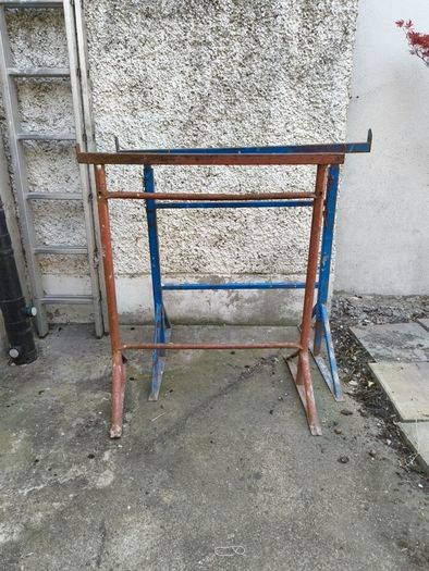 2 builder's trestles