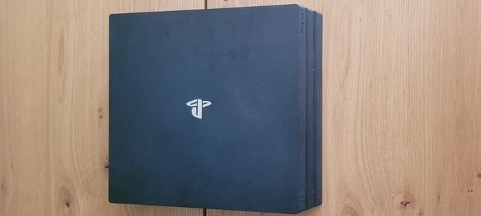 PS4 Pro 1tb + 2 Controllers + Charging Dock + Games