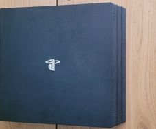 PS4 Pro 1tb + 2 Controllers + Charging Dock + Games