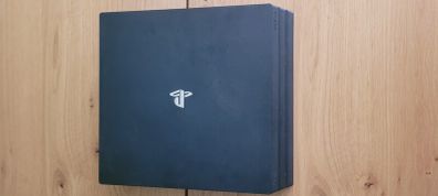 PS4 Pro 1tb + 2 Controllers + Charging Dock + Games
