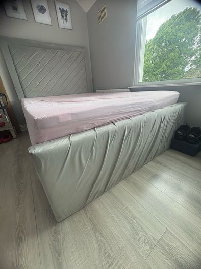kingsize bed and mattress