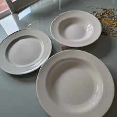 Two large serving bowls /Large plate