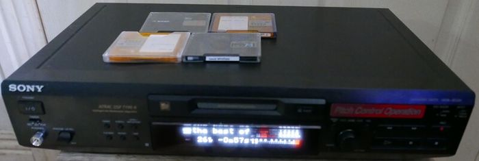 Sony MDS-JE530 Minidisc Player & Recorder, and 5 Discs - Works Well.