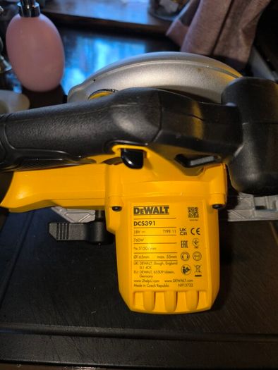 DeWalt Circular Saw (One rechargeable battery & One Blade included )