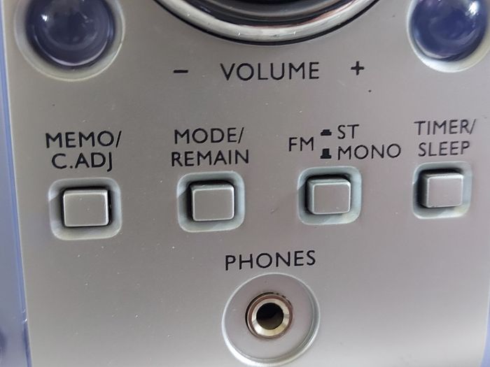HITACHI Music System, Model AX-M67, & 2 Hitachi 4 Ohm Speakers, Radio, CD and AUX, in very good condition