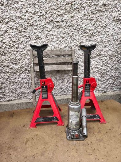 4 Ton Bottle Jack & 2 Ton Axle Stands. Excellent Condition