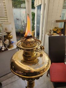 Fantastic victorian brass oil lamp . extends to 2m.