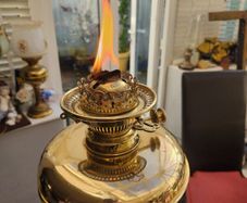 Fantastic victorian brass oil lamp . extends to 2m.