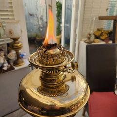 Fantastic victorian brass oil lamp . extends to 2m.