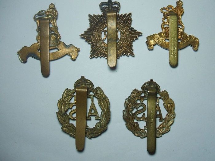 REGIMENTAL CAP BADGES (brass & bi-metal) - 5 original types (see below), militaria lot C.