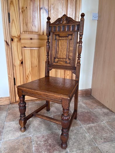 A charming pair of late Victorian carved oak Hall chairs richly modelled,  Cirka 1890's.