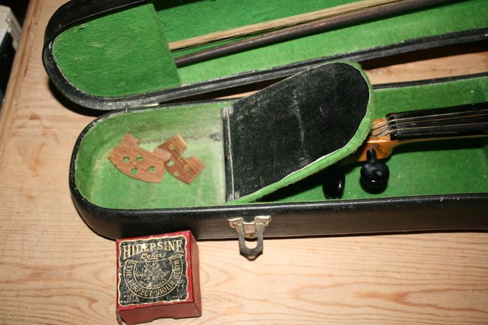 Vintage Parrot Violin And Bow With Wooden Case. Size 1,4 (Article No.Parrot Mus-1417)