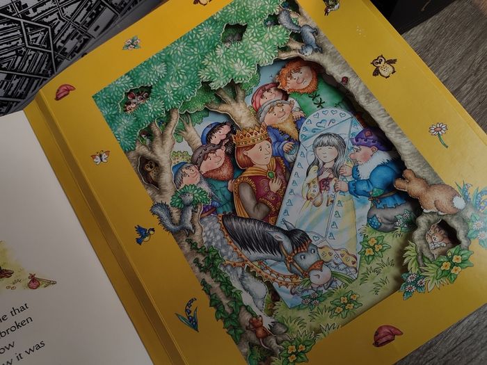 Snow White ! A Magic 3-Dimensional Fairy-Tale ! Hardcover ! 2006 ! by Fernleigh Books !