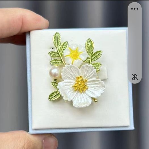 Brand New Fashionl Pearl Brooch