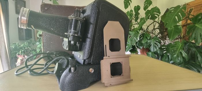 Vintage Neo-Diafant projector