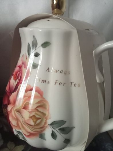 Gift set of a teapot, mug, spoon and coaster.