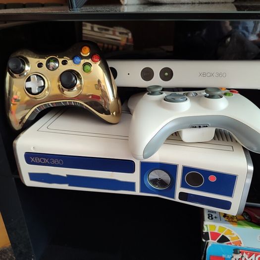 xbox 360 + kinnect + 2 controllers + games