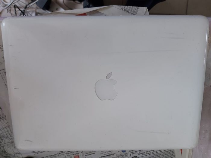 Vintage Apple MacBOOK, account password locked, in excellent cosmetic condition, excellent Battery