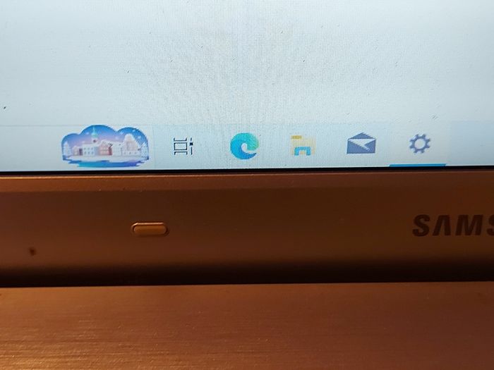 Samsung 15.6 laptop, Model NP-R530, Red, Windows 10, Pentium Dual Core CPU T4400, 2.2GHZ, 2GB Ram, 300GB HDD, Microsoft Edge, Chrome, etc