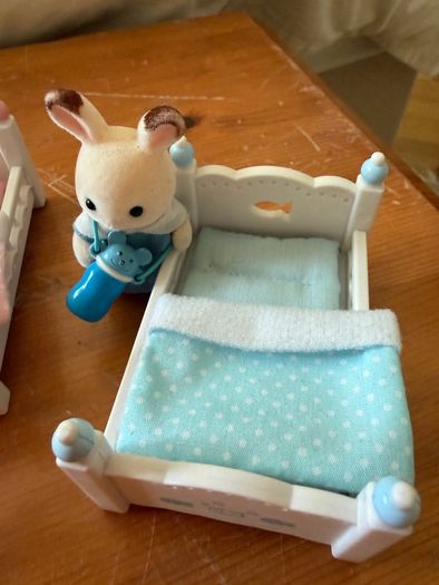 Sylvanian Families Triple Bunk Beds & 3 Nursery Baby Figures Set