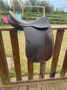 Dressage saddle