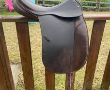 Dressage saddle