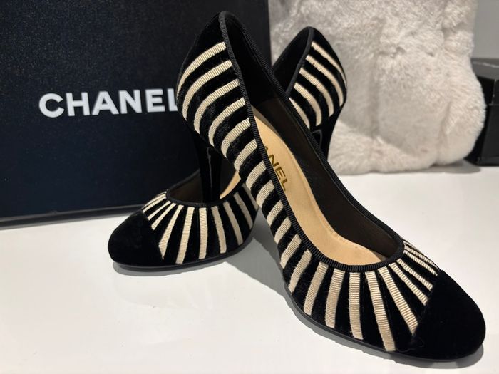 CHANEL Velvet Pumps (Size 37)