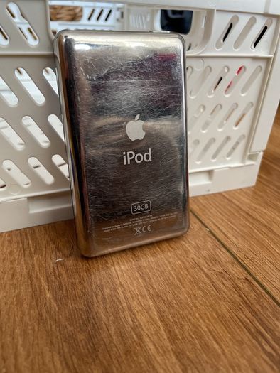 iPod 5 + new faceplate + rockbox + charging cable