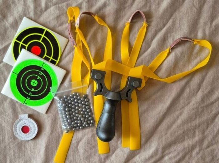 Catapult/slingshot with accessories.