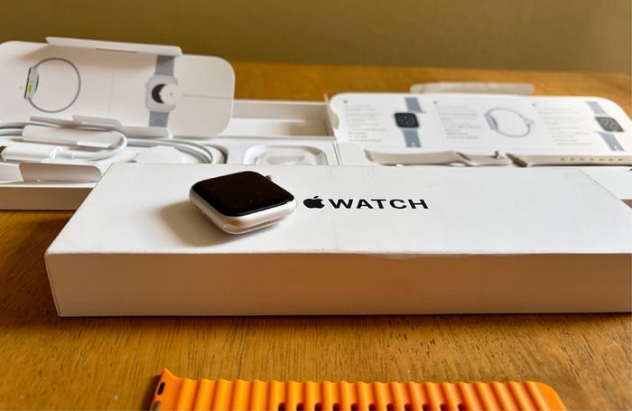 Apple Watch SE 2nd Gen GPS 40mm Starlight Aluminium Case 1 Owner Extras 14pc New Charger Case Strap Band Professional Office Work Lifestyle Fitness Outdoors Elegant Party Event Magnetic Ocean