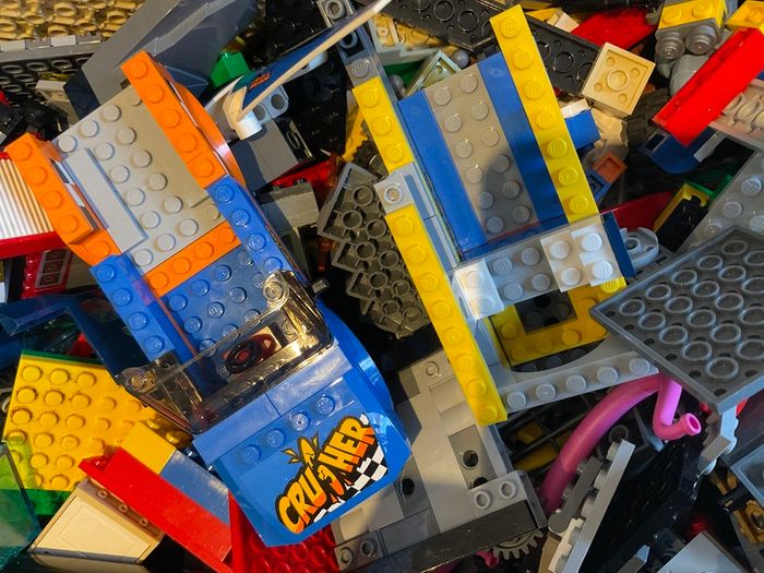 Lego - treasure chest of 5kg of Lego pieces.