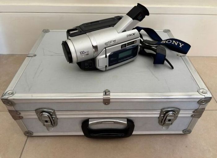 Sony Digital 8 Video Camera DCR-TRV420E