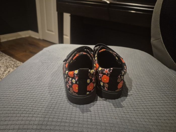 Girls canvas shoes
