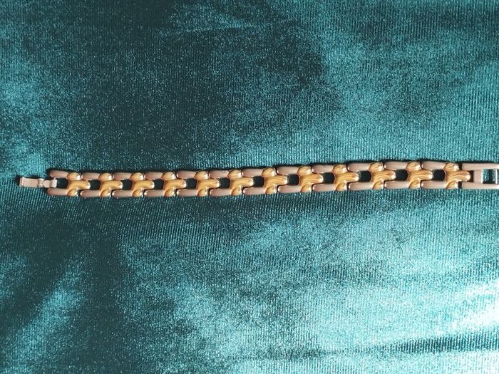 Two-tone metal bracelet.