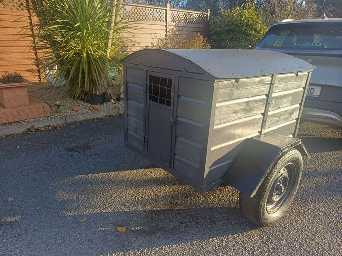Dog box trailer