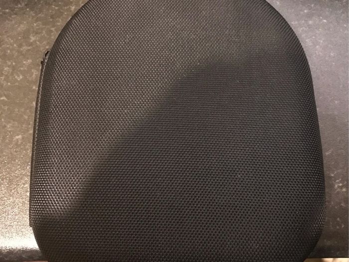 Noise cancelling headphones