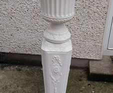 plastic floor standing flower pot stand ,lovely display item ,nice flowers in ,,buyer collects, can't see any damage,,only lady glued stand to base ,,,,nice condition lovely display details, nice in any room ,,sold as seen.