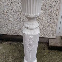 Freestanding plastic floor standing flower pot stand ,lovely display item ,nice flowers in ,,buyer collects, can't see any damage,,only lady glued stand to base ,,,,nice condition lovely display details, nice in any room ,,sold as seen.