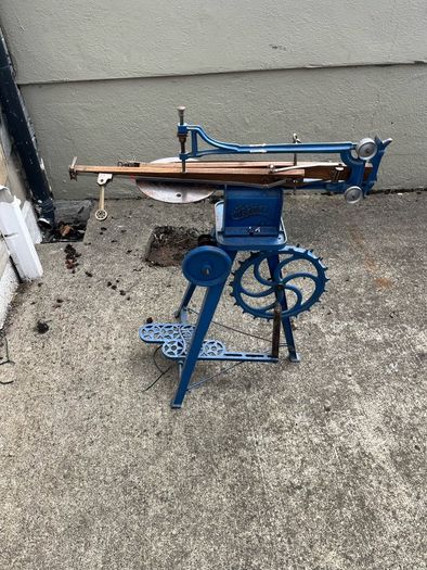 Vintage treadle fret saw. Needs blade